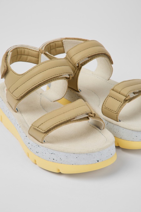Design Oruga Up Beige Ledersandalen Für Damen Camper De