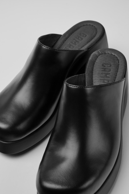 Design Kaah Schwarze Lederclogs Camper De