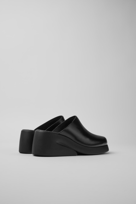 Design Kaah Schwarze Lederclogs Camper De