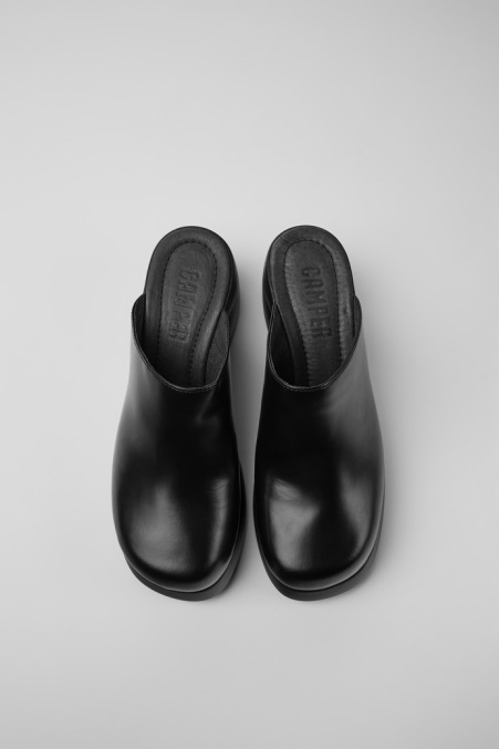 Design Kaah Schwarze Lederclogs Camper De