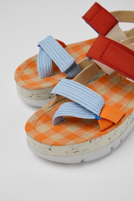 Oruga Up Beige, Blaue Und Rote Sandalen Für Damen Exklusiv Von Camper De
